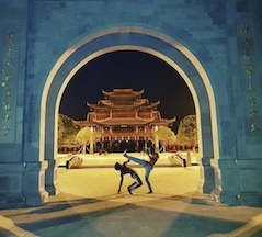 capoeiristas em templo na China.